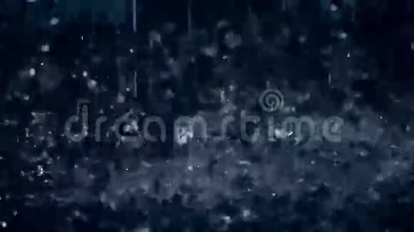 雨滴在黑暗的特写镜头中撞击水坑视频的预览图