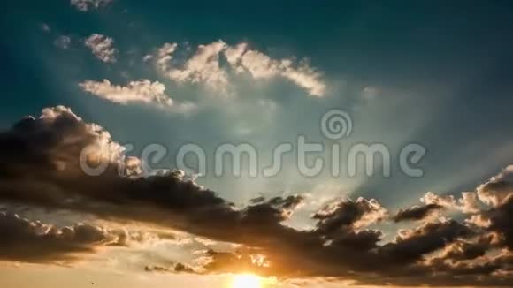 日落和云彩的天空时间流逝视频的预览图