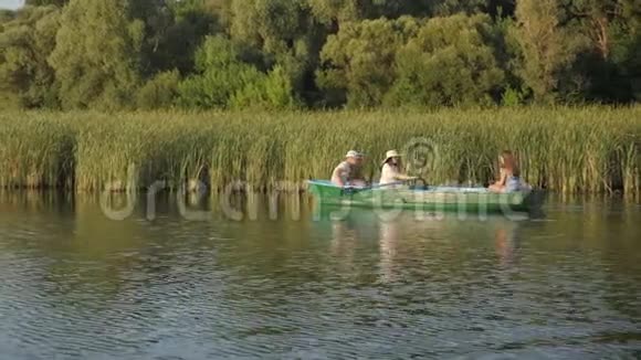 一家人坐木船航行视频的预览图