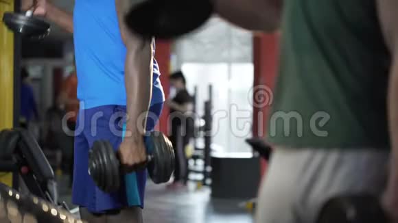 强壮的男人一起锻炼在健身房锻炼身体健康视频的预览图