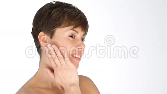一个有弹性脸部皮肤的女人视频的预览图