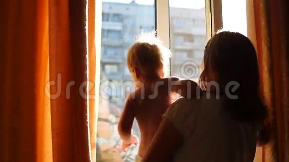 一个女孩带着一个孩子从窗户往里看视频的预览图
