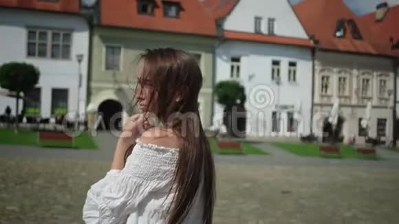 镇上孤独的怅惘的女孩视频的预览图