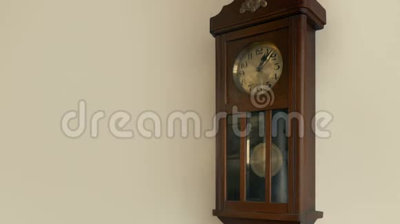 墙上的古董钟视频的预览图