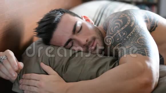 一个男人独自睡在床上视频的预览图