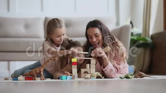 快乐妈妈保姆和孩子一起玩搭积木视频的预览图
