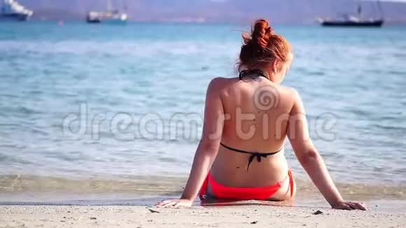 阳光明媚的海滩上的女孩视频的预览图