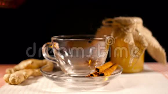 用蜂蜜生姜和肉桂浇茶视频的预览图