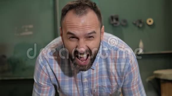 一个留着胡子的男人尖叫视频的预览图