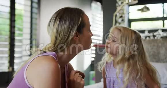 妈妈和女儿接吻视频的预览图