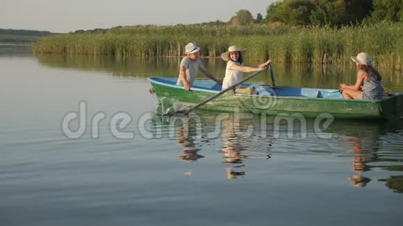 一家人坐木船航行视频的预览图