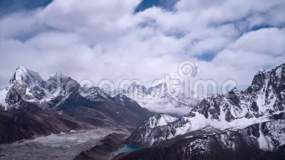 喜马拉雅山脉冰川从东京里峰俯瞰5483米视频的预览图