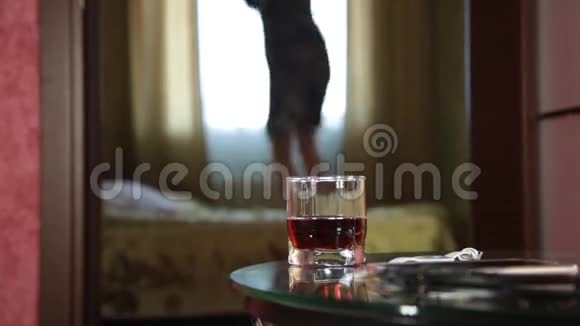 年轻的醉阿拉伯女孩在床上蹦蹦跳跳特写杯白兰地视频的预览图