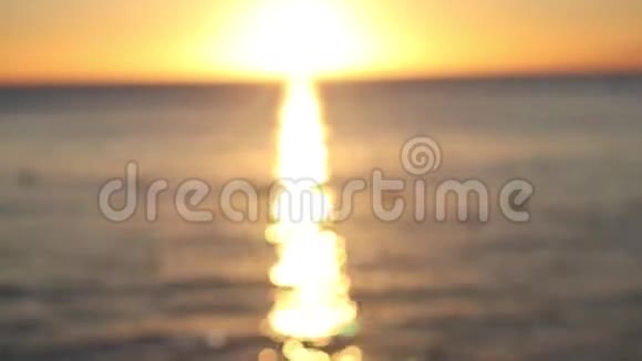海中地平线上的日落视频的预览图