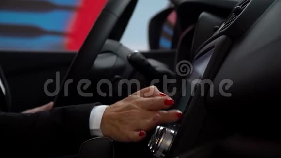 一个女人在车里用传感器视频的预览图