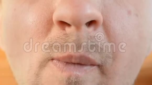 在男性嘴里嚼口香糖视频的预览图