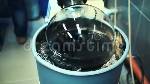 带液体有机化学科学的旋转瓶容器试管视频的预览图