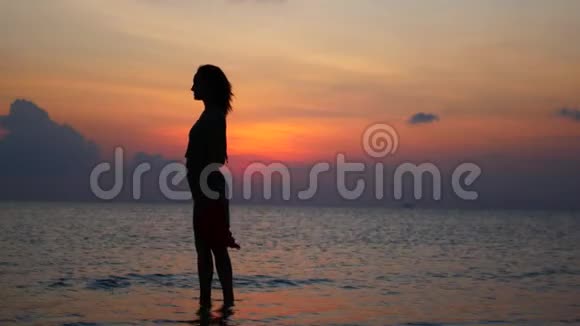 日落时平静的女人视频的预览图