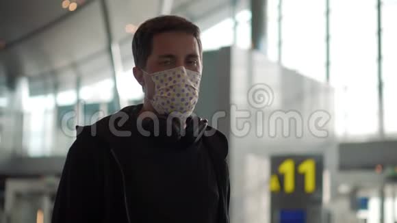 在机场戴医疗面罩的人视频的预览图