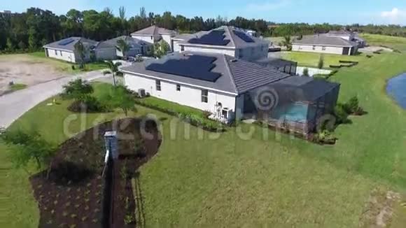 屋顶上有太阳能电池板的房子小郊区生态村4k视频的预览图