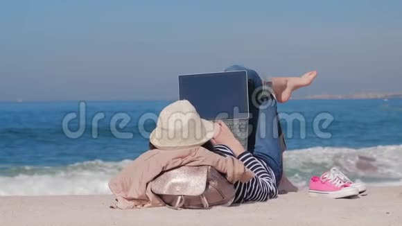 女人躺在沙滩上视频的预览图