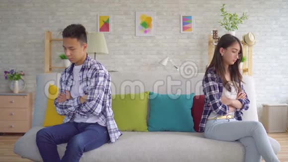 冒犯了亚洲夫妻分开坐在沙发上互相无视视频的预览图
