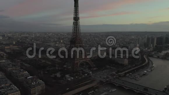 埃菲尔铁塔缓缓旋转在法国巴黎游览埃菲尔铁在美丽的夕阳下观赏塞纳河视频的预览图
