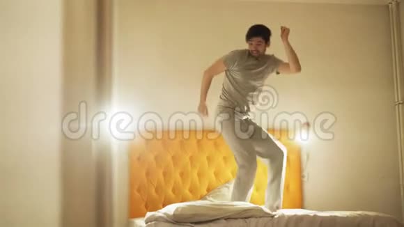 有趣的年轻人晚上睡觉前在床上跳舞视频的预览图
