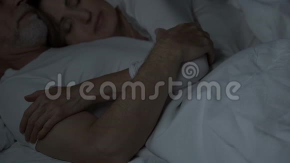 老年夫妇睡在床上女人躺在男人的胸膛上温柔的关系爱视频的预览图