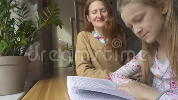妈妈和女儿说话视频的预览图