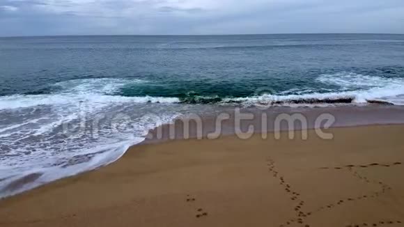 海浪在海滩上破碎视频的预览图