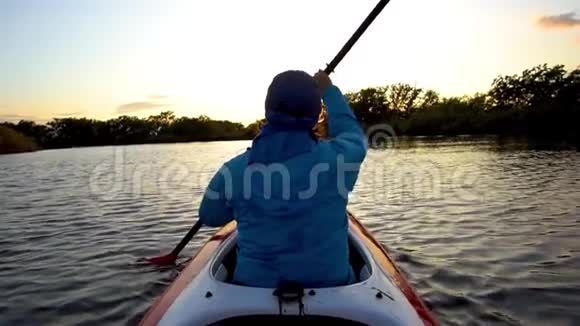 一个女人在皮划艇视频的预览图