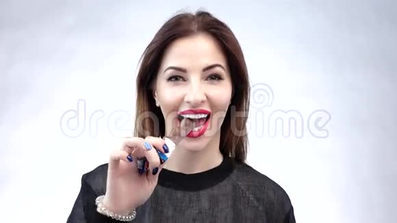 吃巧克力的漂亮女人红唇伟大的牙齿视频的预览图