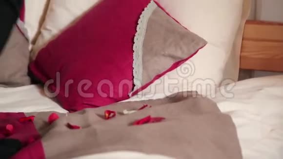 两个人躺在床上亲吻微笑视频的预览图