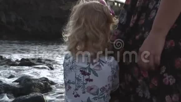 爱妈妈和女儿在海边视频的预览图