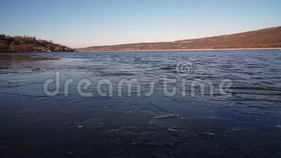 河流被薄冰覆盖视频的预览图