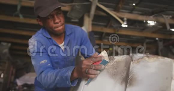 一个非洲男人在磨车视频的预览图