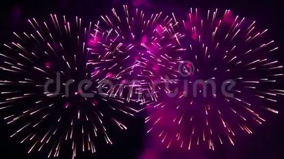 夜空中紫色的火光闪烁着节日的烟火视频的预览图