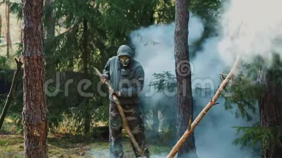 戴防毒面具的人带着毒气在树林里散步视频的预览图