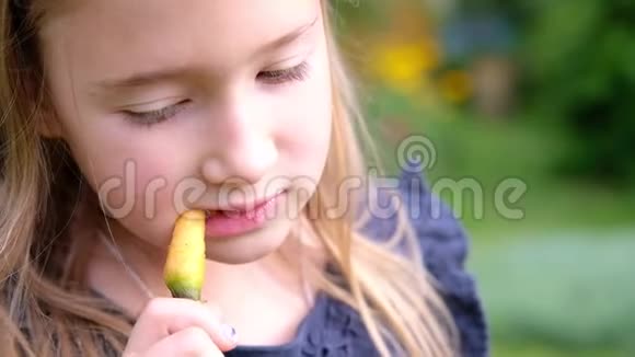 吃胡萝卜的女孩视频的预览图