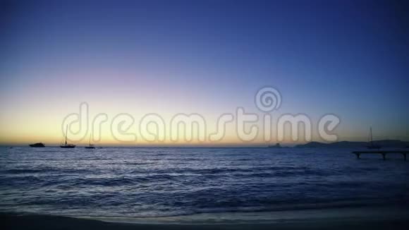 海水中的日落余辉视频的预览图
