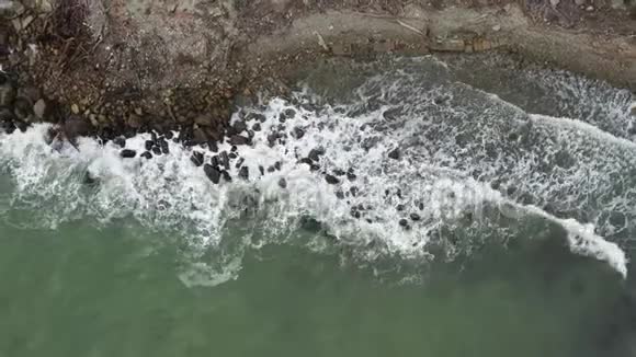 海滩上的黑海海浪视频的预览图