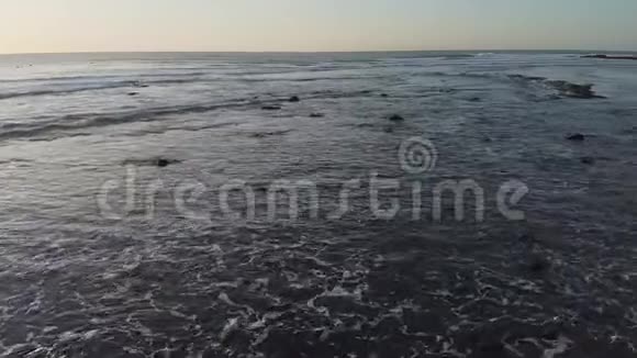海浪在海滩上破碎视频的预览图