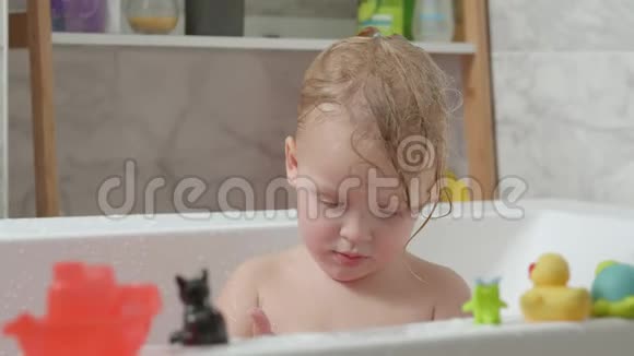 小女孩在洗澡视频的预览图