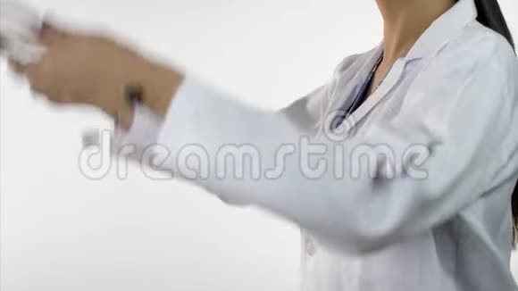 穿着听诊器穿着白色外套的女医生的特写镜头医学概念视频的预览图