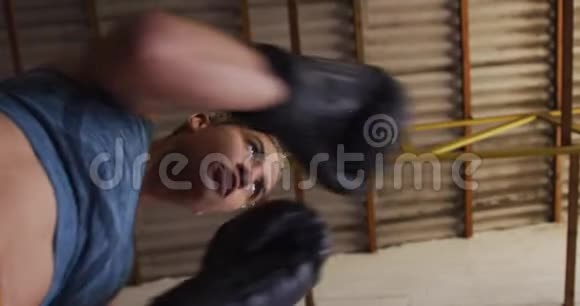 混合种族女子拳击视频的预览图