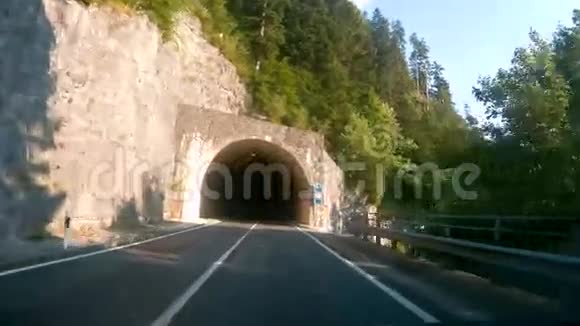 在山里的隧道里开车视频的预览图