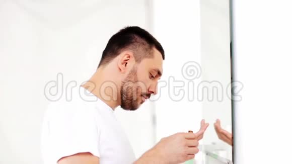 卫生间刮脸油后的男人视频的预览图