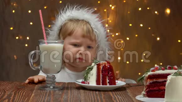 穿红衣服的女孩圣诞老人帽吃红丝绒蛋糕视频的预览图