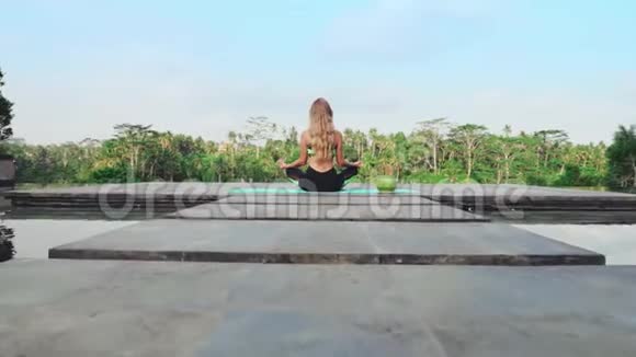女孩在热带国家冥想视频的预览图